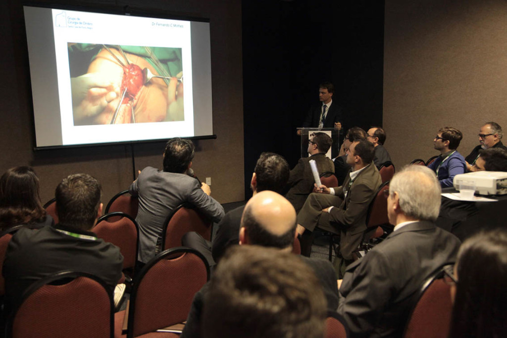 O Dr Fernando Mothes durante a apresentação.